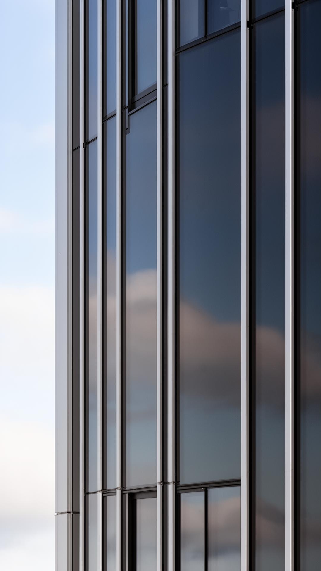 Professionellt montage av aluminium- och glasfasad på modern byggnad
